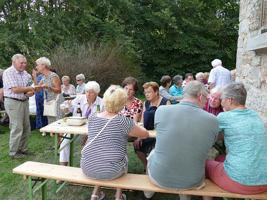 Nachfeier des Mährisch-Neustädter Wachsstockfestes an der Weingartenkapelle (Foto: Karl-Franz Thiede)